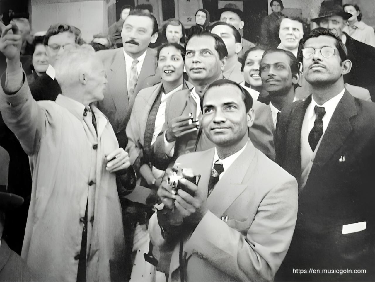 The Indian Delegation in Moscow, 1959 (Third from L to R) Nargis, Bimal Roy, Nirupa Roy, Salil Chowdhury, Hrishikesh Mukherjee and Radhu Karmakar (in front)