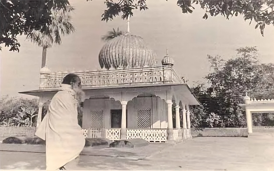 Fakir Lalon Sai, the Guiding Star of Our Pluralism: The Soil, Heritage, and Eternal Pole Star of Non-Sectarian Consciousness in Kumarkhali An old photo of Lalon shrine