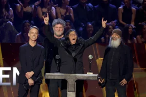 Jim Carrey Joins Soundgarden for Rock Hall Induction Jim Carrey Joins Soundgarden for Rock Hall Induction