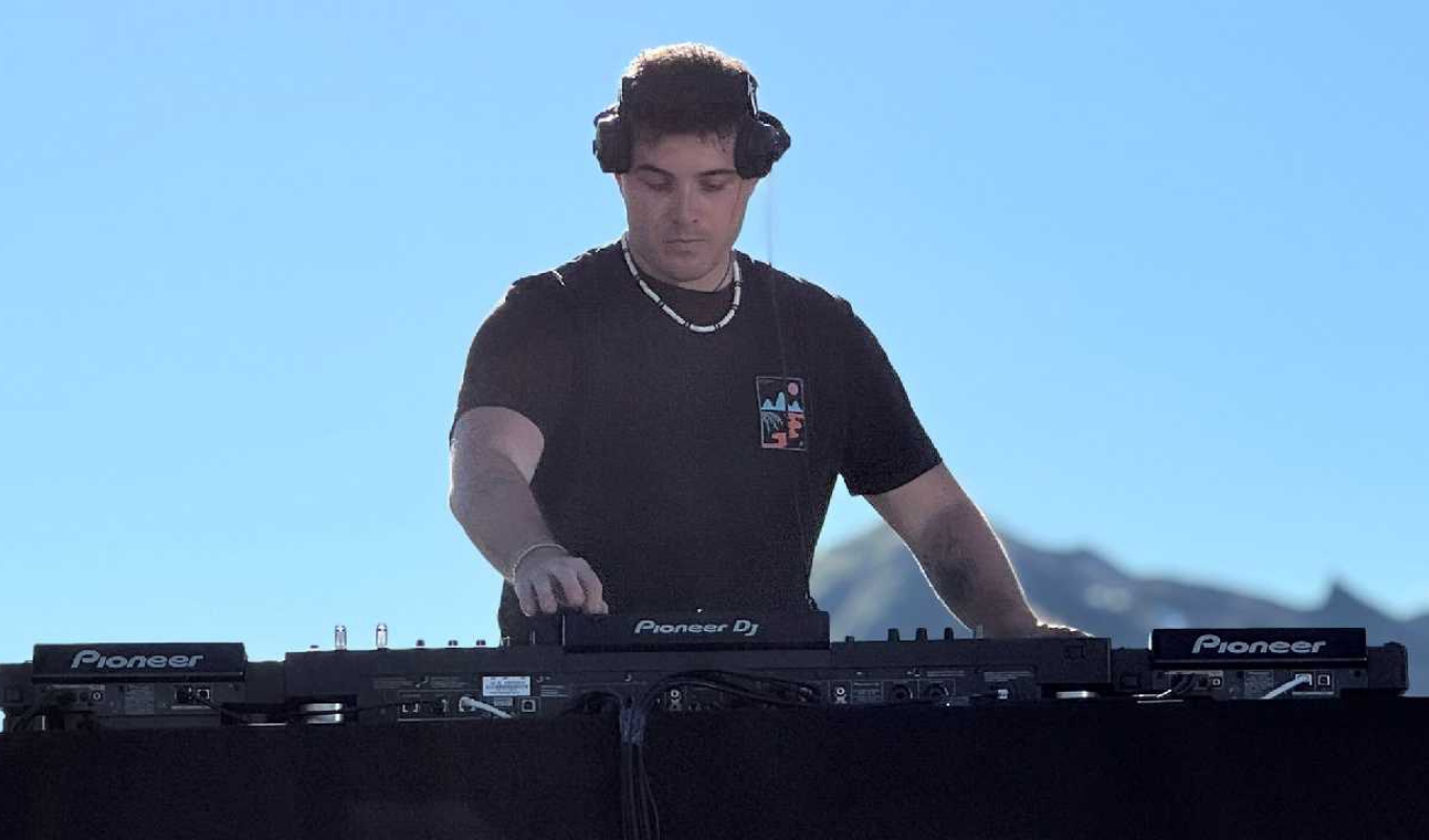 The Light’s: The New Promise of the Swiss Electronic Scene Shining Across the Alps 1 The Lights The New Promise of the Swiss Electronic Scene Shining Across the Alps The Light’s: The New Promise of the Swiss Electronic Scene Shining Across the Alps