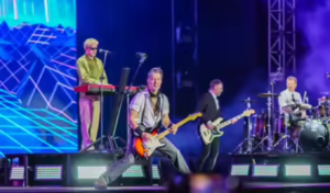 ৯০ এর দশকের সঙ্গীতের স্মৃতিতে কলকাতায় এমএলটিআর এর কনসার্ট ৯০-এর দশকের সঙ্গীতের স্মৃতিতে কলকাতায় এমএলটিআর-এর কনসার্ট